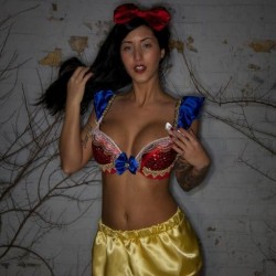 Jade Daniels sexy Snow White cosplay
