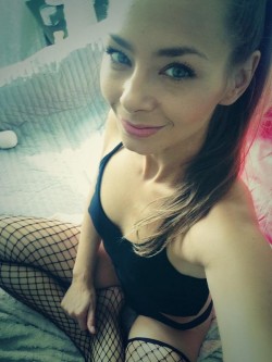 SiberianSun from MyFreeCams wearing fishnets