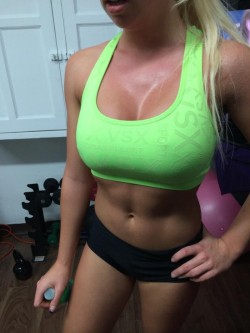 fitcanadianbabe Jenny Swan in her fitness outfit