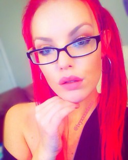 IvyAdams from Streamate wearing glasses