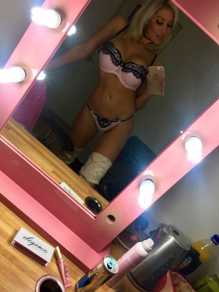 Lexi Lowe lingerie selfie